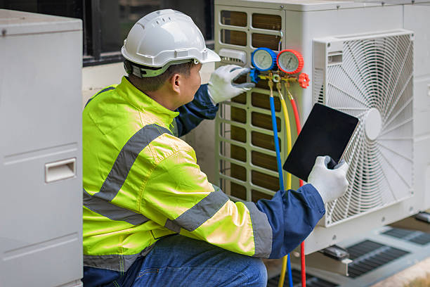 Professional Hvac Installation technician working in Coralville, IA